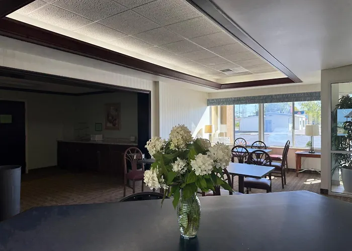 Clinton Inn & Suites