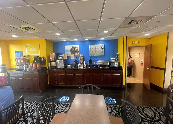 Days Inn & Suites By Wyndham Fort Pierce I-95
