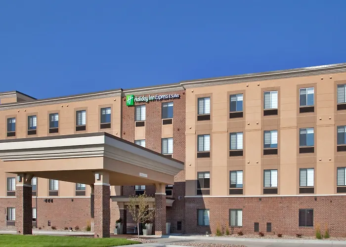 Pet Friendly hotel: Holiday Inn Express & Suites Lincoln Airport By Ihg