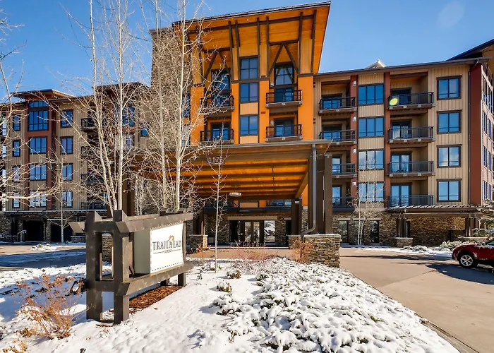 Hotel with pool: Trailhead Lodge