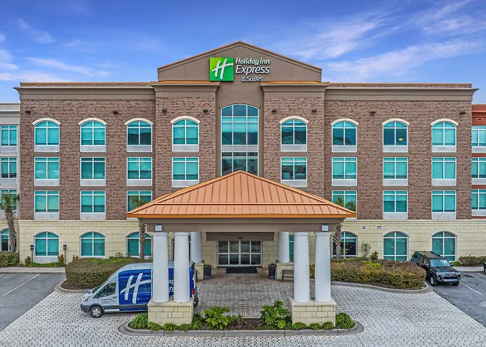 Pet Friendly hotel: Holiday Inn Express & Suites Charleston Arpt-Conv Ctr Area By Ihg