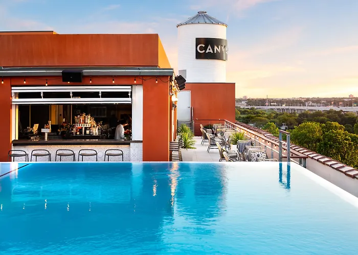 Pet Friendly hotel: Canvas Hotel Dallas