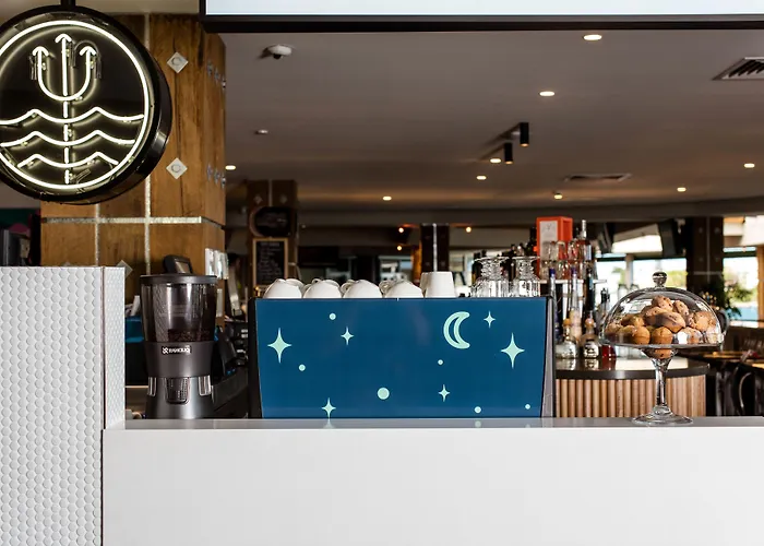 Hotel with view: Lakes Hotel