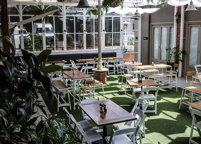 Oscars Hotel And Cafe Bar