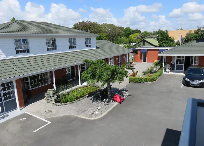 Hotel near College: Admirals Motor Lodge