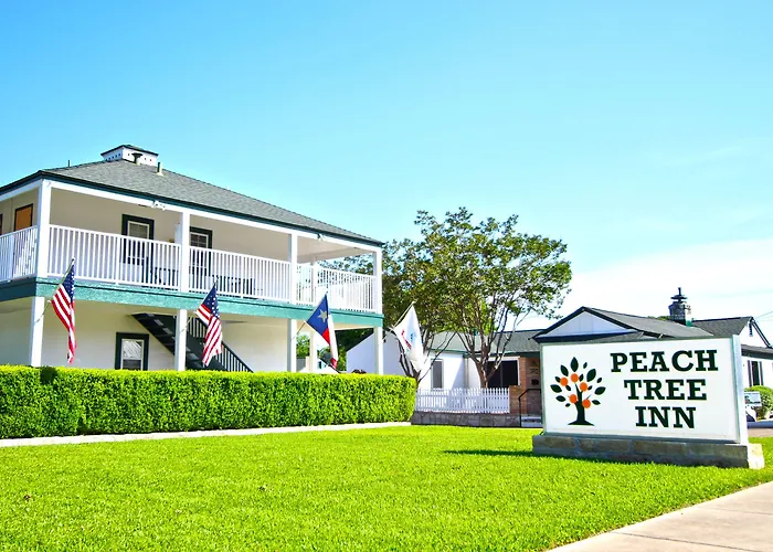 Hotels with pool Peach Tree Inn & Suites
