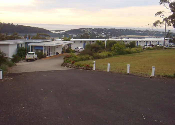 Hotel with pool: Kingfisher Motel (Adults Only)