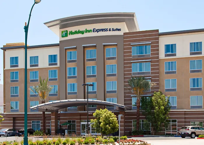 Pet Friendly hotel: Holiday Inn Express & Suites Anaheim Resort Area By Ihg