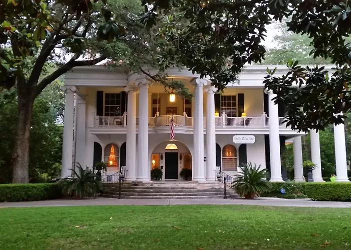 Hotels with pool Belle Oaks Inn