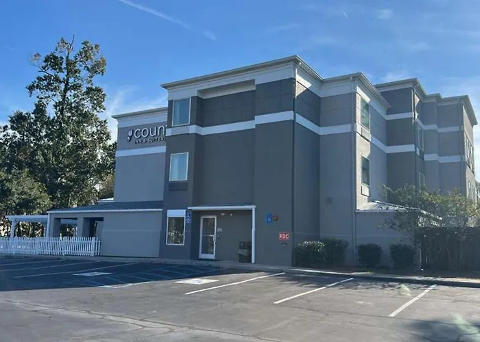 Pet Friendly hotel: Country Inn & Suites By Radisson, Savannah Southside