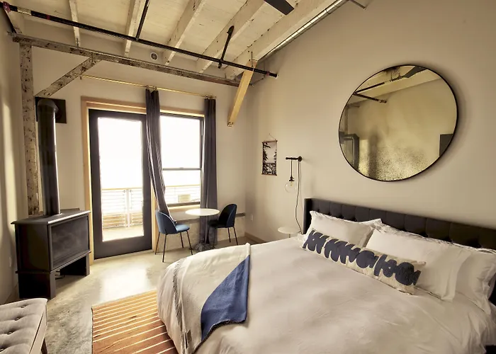 Bowline Hotel