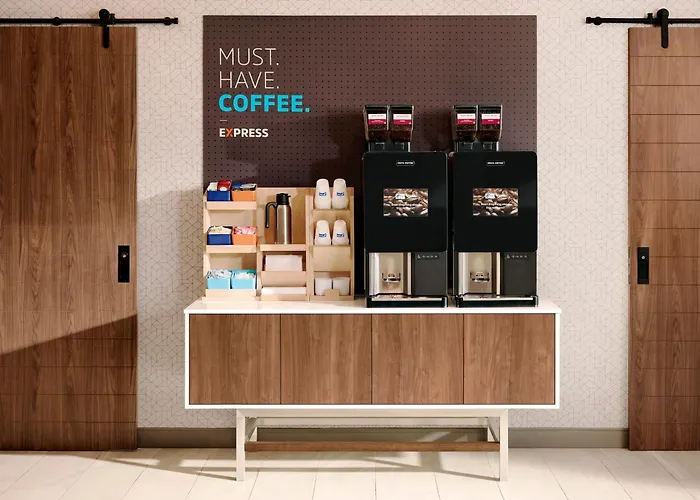 Pet Friendly hotel: Holiday Inn Express & Suites Charleston Arpt-Conv Ctr Area By Ihg