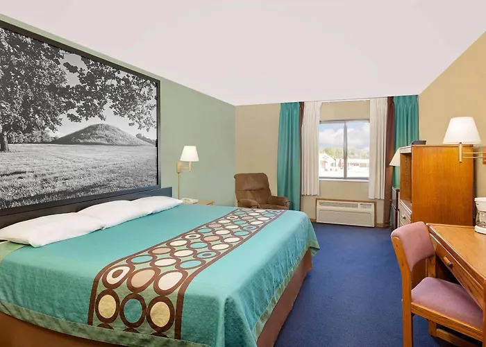 Super 8 By Wyndham Macomb