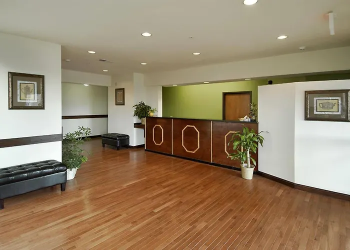 Resort: Super 8 By Wyndham Bowling Green North