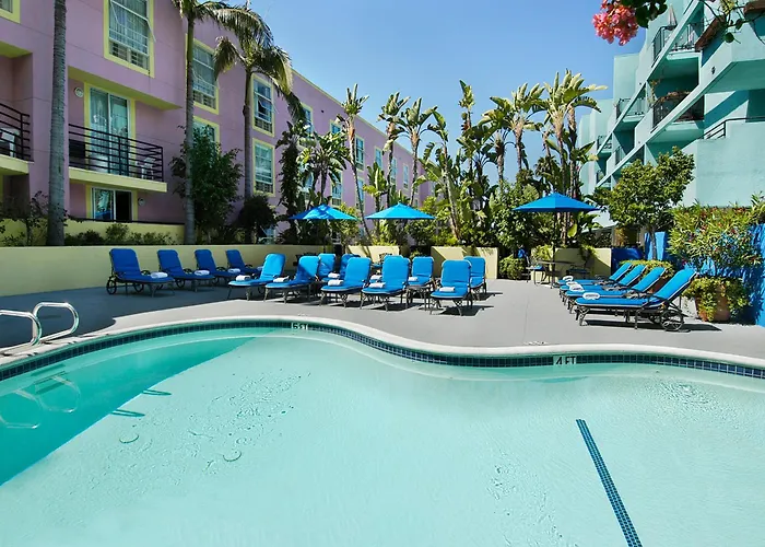 Hotel con piscina: Ramada Plaza By Wyndham West Hollywood Hotel & Suites