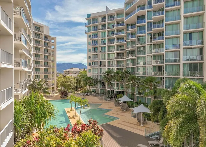 Hotel familiar: Mantra Trilogy