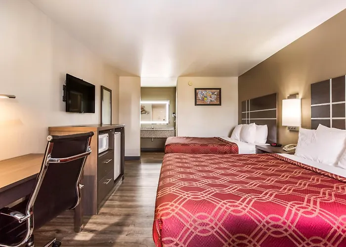 Hotel near College: Econo Lodge Inn & Suites Murfreesboro Shopping District