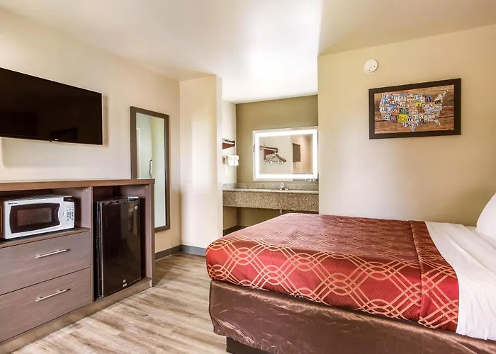 Hotel near College: Econo Lodge Inn & Suites Murfreesboro Shopping District