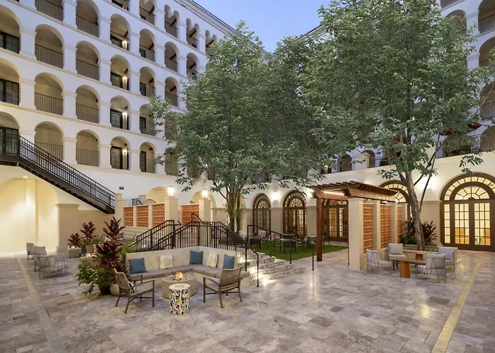 Hotel with pool: Doubletree By Hilton Austin