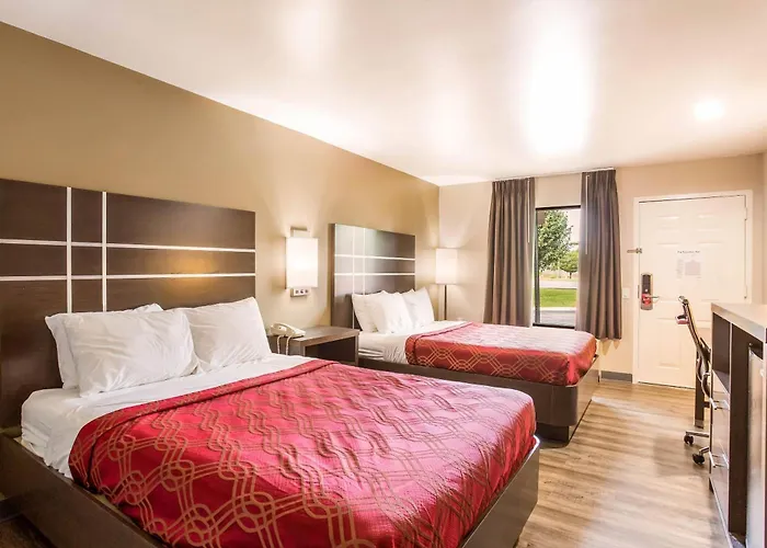 Hotel near College: Econo Lodge Inn & Suites Murfreesboro Shopping District
