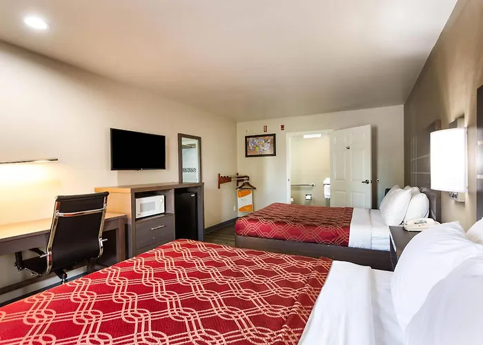 Hotel near College: Econo Lodge Inn & Suites Murfreesboro Shopping District