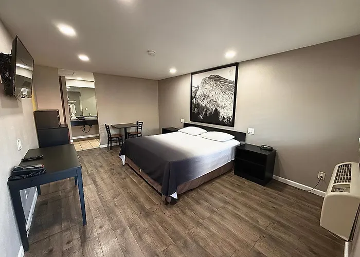 Kid friendly hotel Super 8 By Wyndham Visalia