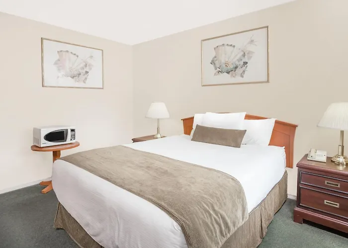 Сity center hotels Howard Johnson By Wyndham Downtown Kamloops