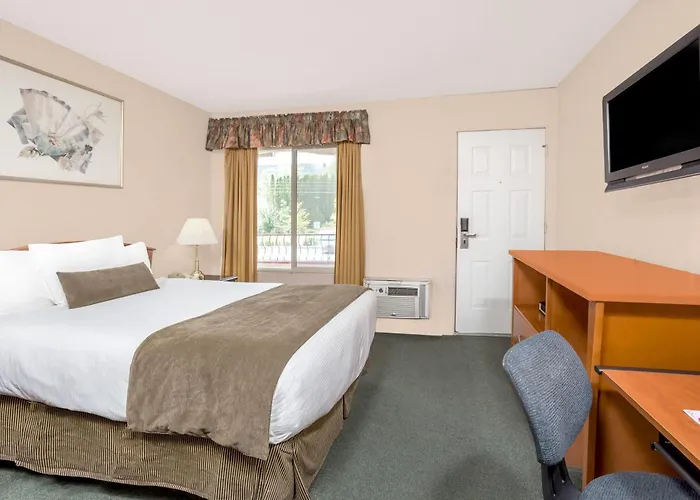 Сity center hotels Howard Johnson By Wyndham Downtown Kamloops