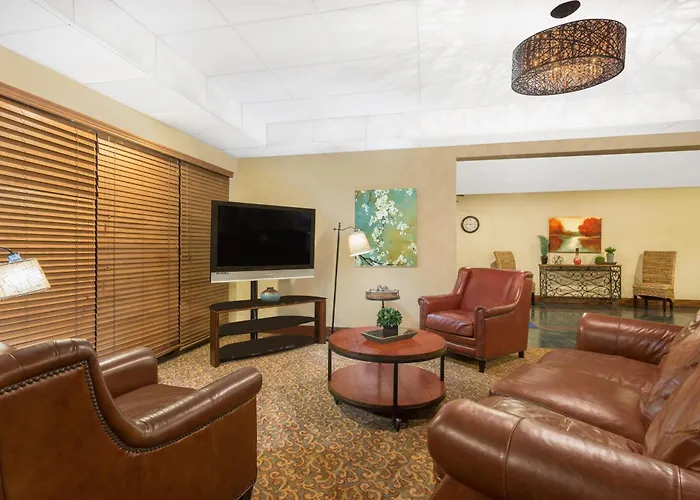 Beach hotel: Baymont By Wyndham Fayetteville