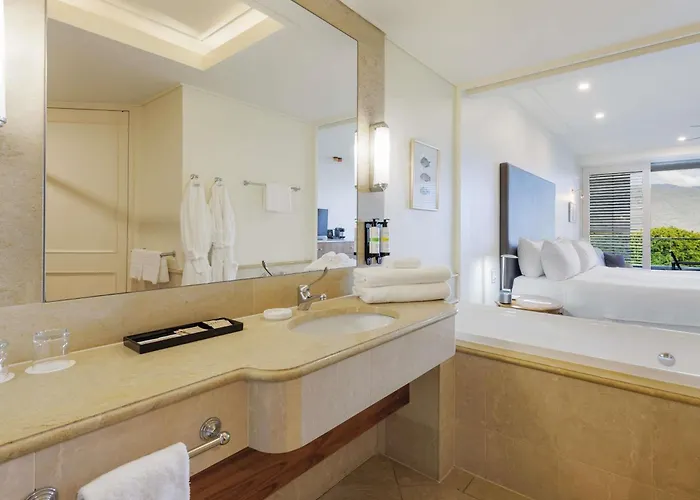 Casino hotel: Pullman Reef Hotel Casino