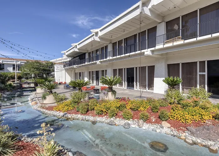 Pet Friendly hotel: Doubletree By Hilton Sacramento