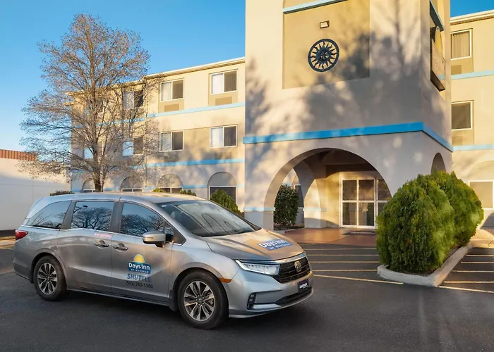 Days Inn&Suites By Wyndham Airport