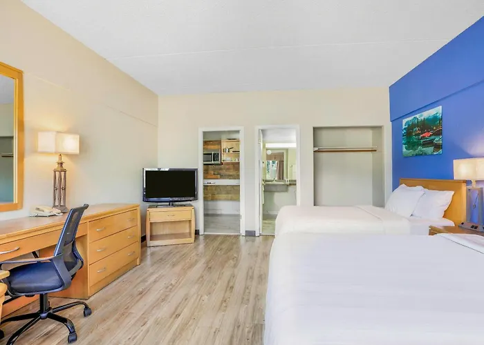 Days Inn By Wyndham Golden