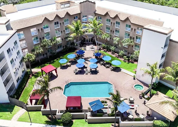 Holiday Inn Express & Suites Naples Downtown - 5Th Avenue By Ihg
