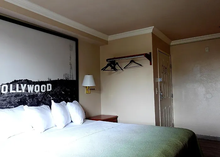 Super 8 By Wyndham Hollywood/La Area