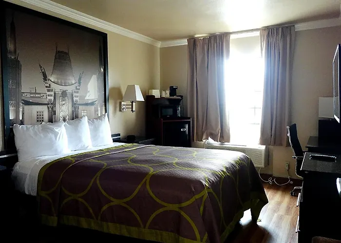 Super 8 By Wyndham Hollywood/La Area