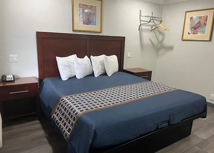 Golden Eagle Motel