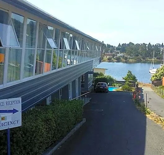Waterfront Lodge Motel
