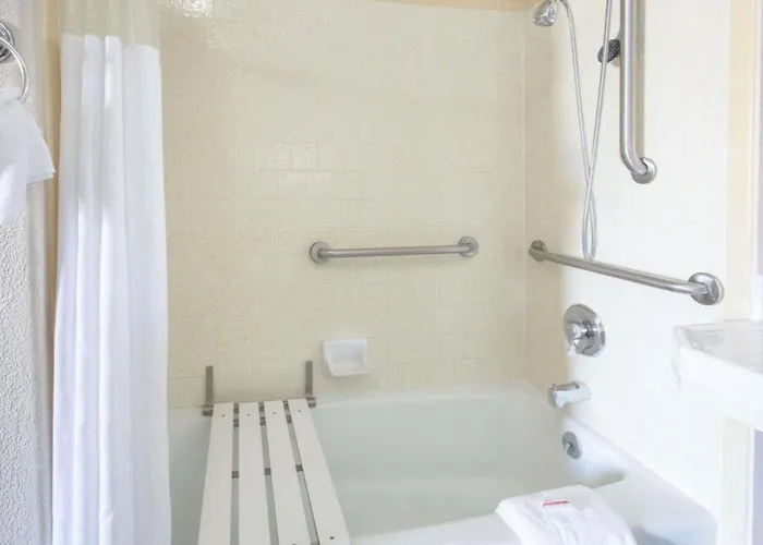 Days Inn By Wyndham Eureka Ca
