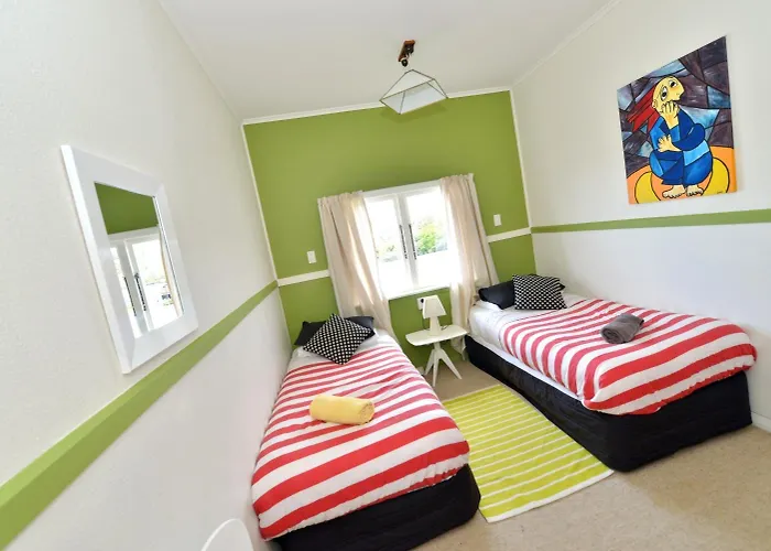 Ducks & Drakes Boutique Motel & Backpackers