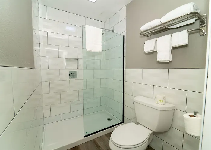 Hollywood Palms Inns & Suites