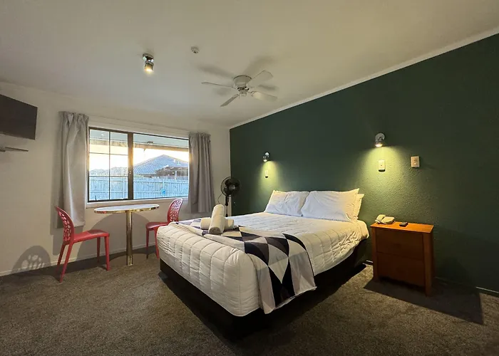 Oakwood Manor Motor Lodge