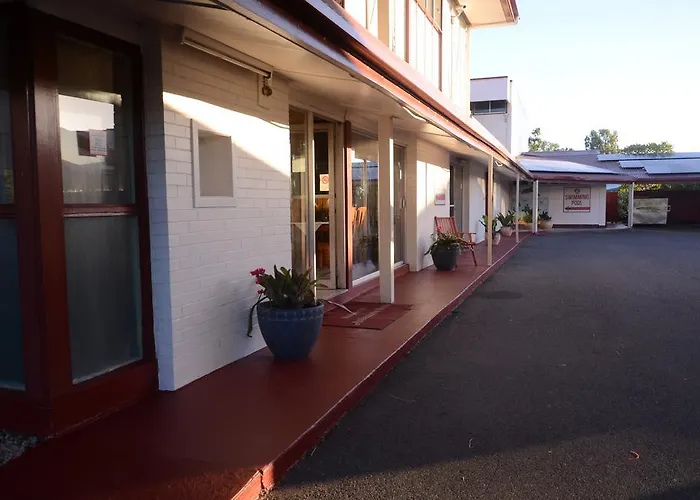 Hotel with pool: Ambassador Motel