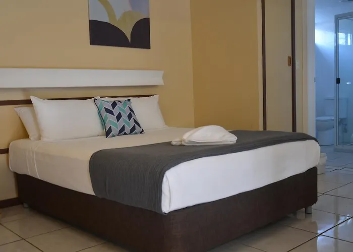 Hotel with pool: Ambassador Motel