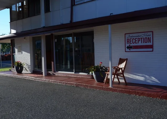 Hotel with pool: Ambassador Motel