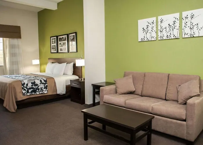 Hotel with pool: Sleep Inn & Suites Harrisburg - Hershey North