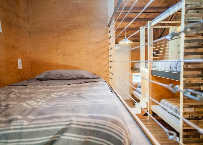 Hotel near College: Podshare Venice