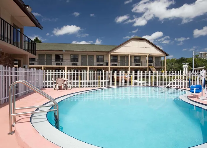Hotel with pool: Americana Inn & Suites