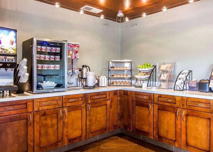 Econo Lodge University