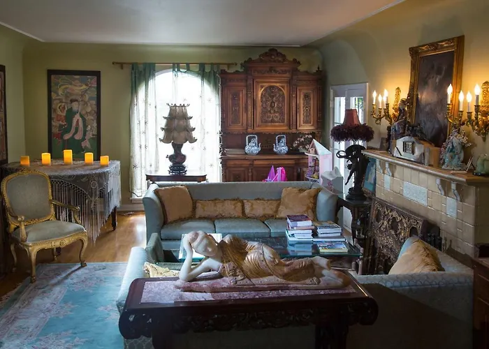Cinema Suites Bed & Breakfast Hsr19-19-001050